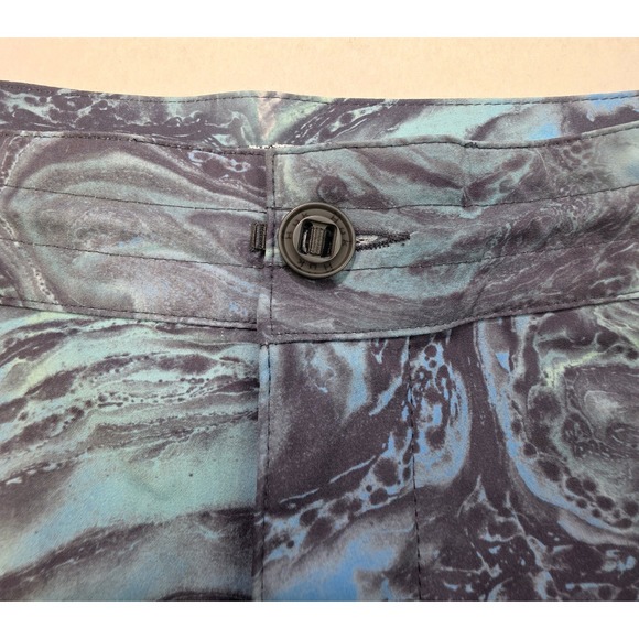 Huk Hybrid Shorts Men 32 LIMITED USE Performance Fishing Pockets Blue Water Camo - Picture 4 of 9